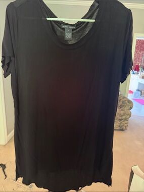 Chelsea & Theodore Black Scoop Neck Short Sleeve Top